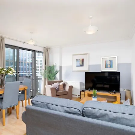 Appartamento Cosy Flat Right Opp Tube Station Londra Esterno foto