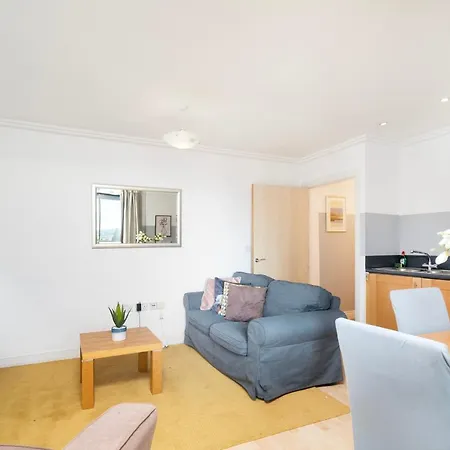 Appartamento Cosy Flat Right Opp Tube Station Londra Esterno foto