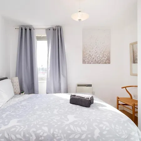 Appartamento Cosy Flat Right Opp Tube Station Londra Esterno foto