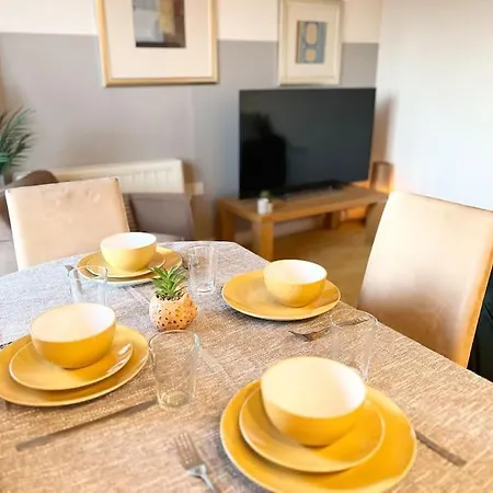 Appartamento Cosy Flat Right Opp Tube Station Londra Esterno foto