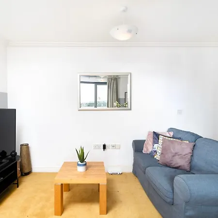 Appartamento Cosy Flat Right Opp Tube Station Londra Esterno foto
