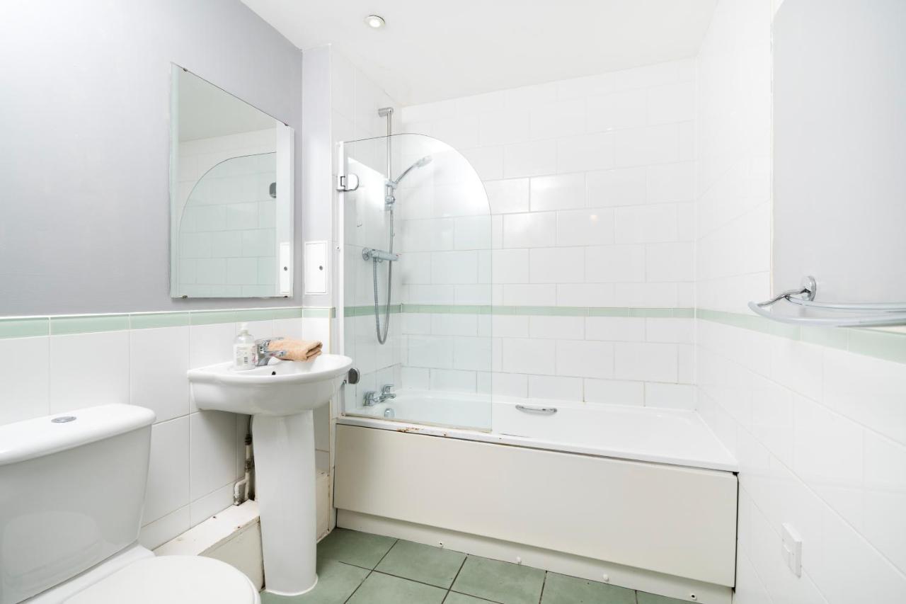 Cosy Flat Right Opp Tube Station * Лондон