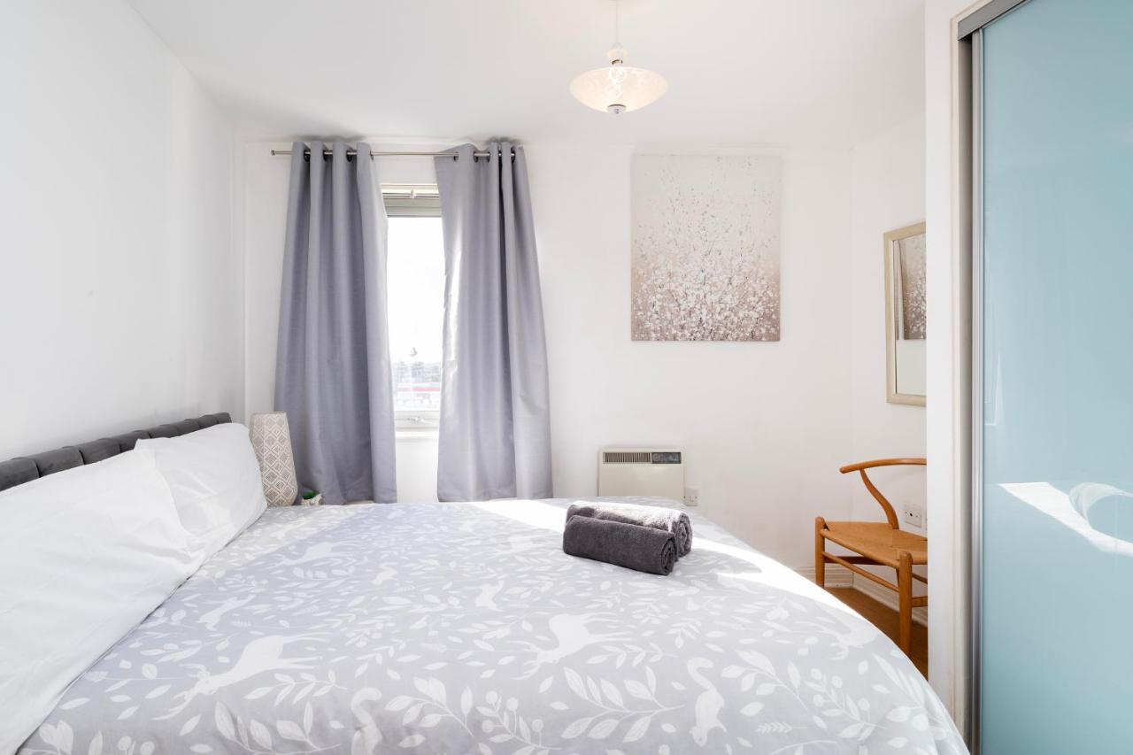Cosy Flat Right Opp Tube Station Апартаменты
