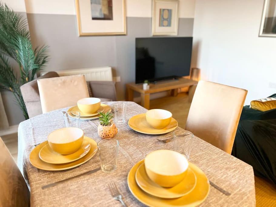 Cosy Flat Right Opp Tube Station Лондон