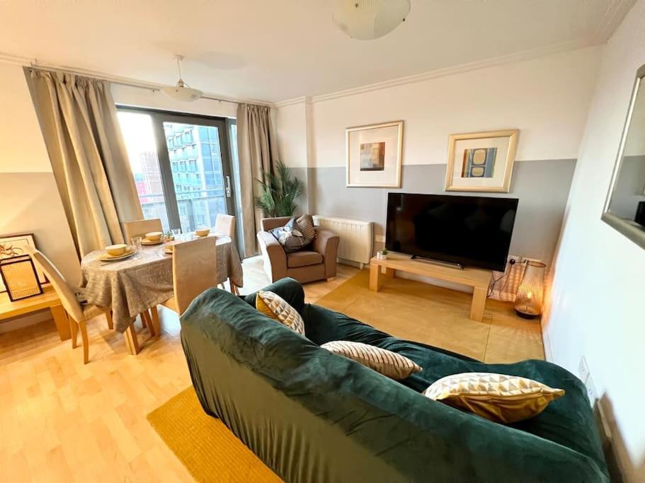 Апартаменты Cosy Flat Right Opp Tube Station