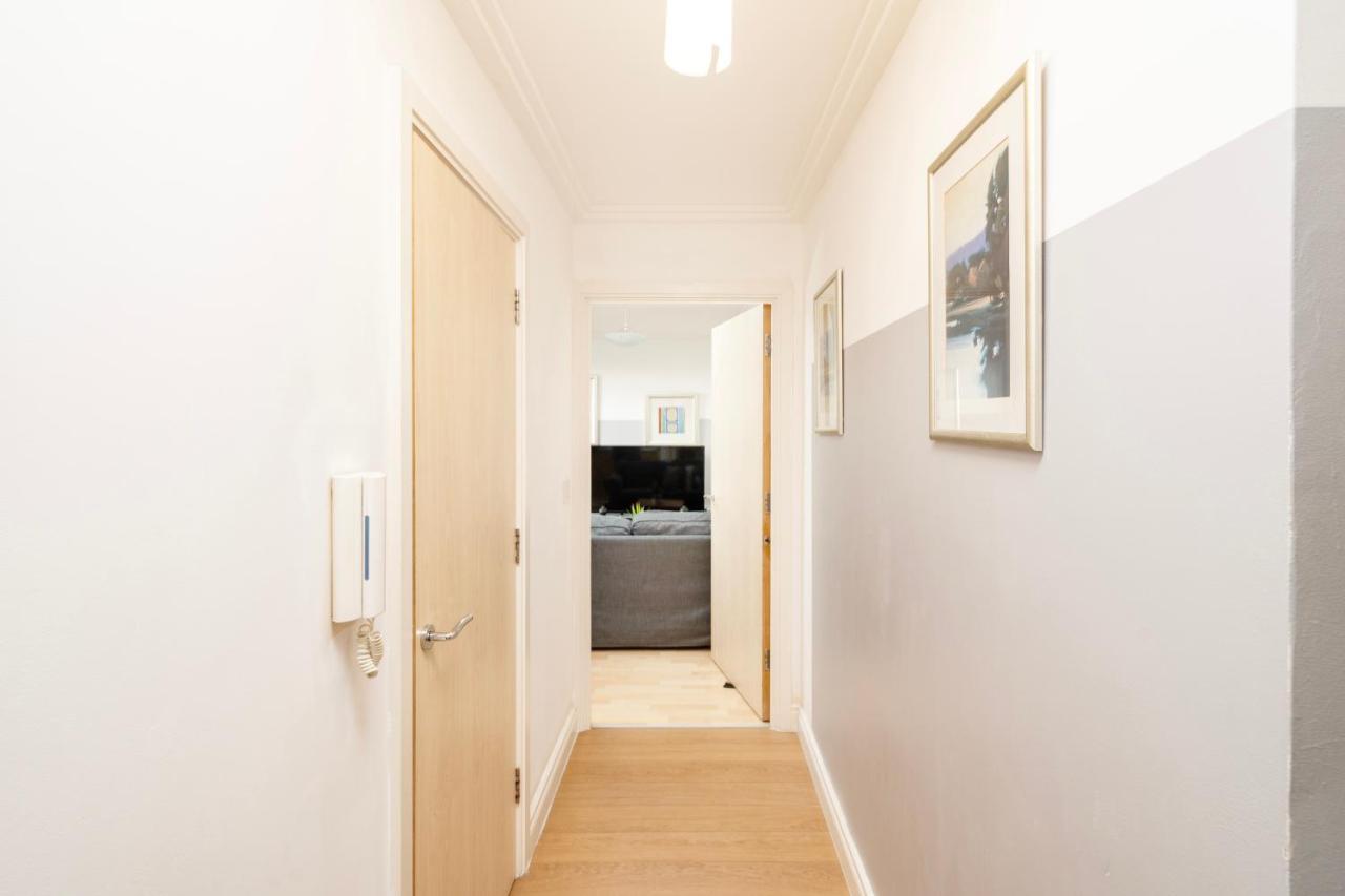 Cosy Flat Right Opp Tube Station Апартаменты *
