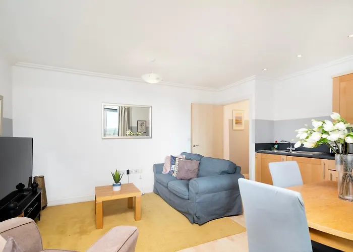 Cosy Flat Right Opp Tube Station